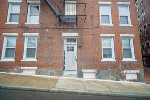 Exterior detail - Lux 2nd floor 3brm/1bath (Boston)