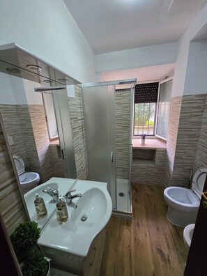 Shower, hair dryer, bidet, towels - Convenience in the center (Roma)