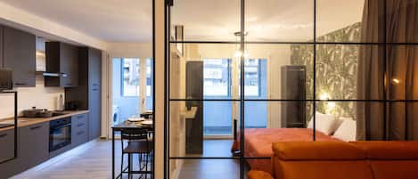 Deluxe Apartment, 2 Queen Beds, Kitchen, Courtyard View | Living area