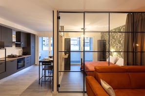 Deluxe-huoneisto, 2 keskisuurta parisänkyä, keittiö, näköala pihalle | Oleskelualue