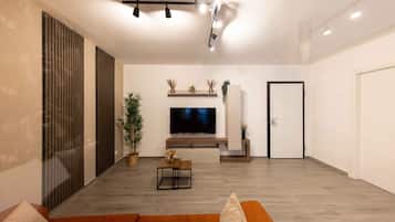Departamento Deluxe, 2 camas Queen size, cocina, vista al patio | Área de sala de estar