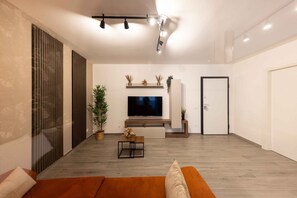 Deluxe Apartment, 2 Queen Beds, Kitchen, Courtyard View | Living area - Urban Chic 2 Luxury Suites Apartment (Rome)