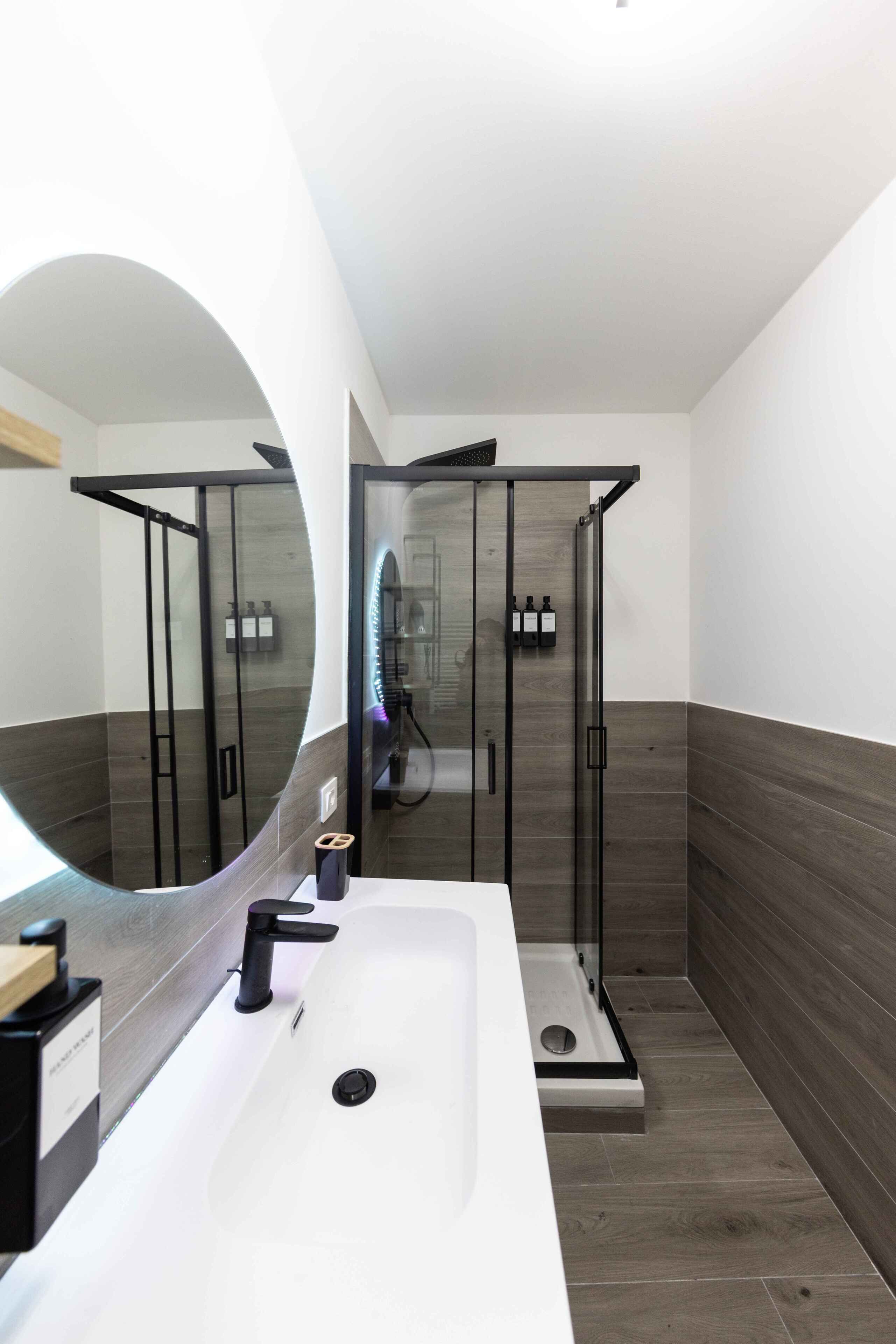 Departamento Deluxe, 2 camas Queen size, cocina, vista al patio | Baño
