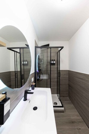 Deluxe Apartment, 2 Queen Beds, Kitchen, Courtyard View | Bathroom - Urban Chic 2 Luxury Suites Apartment (Rome)