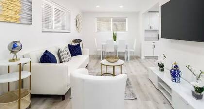 Charming 2-bedroom apartment with WiFi, with gated parking in San Diego!