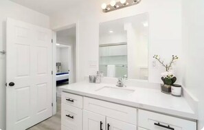 Secadora de cabello, toallas, jabón, papel de baño 