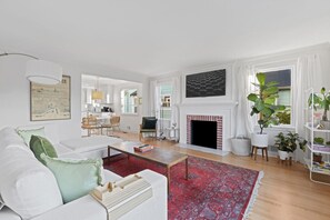 TV connectée, cheminée, livres, espaces bureaux