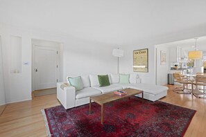 Smart TV, fireplace, books, offices - 3BR 2BA  Ballard Blue, Seattle (Seattle)