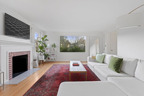 Smart TV, fireplace, books, offices