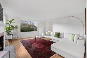 Älytelevisio, takka, kirjoja, työhuone