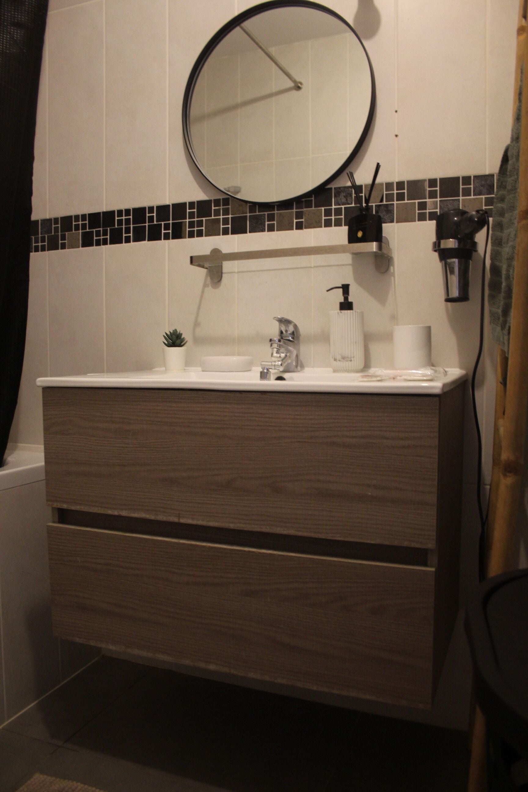 Douche, sèche-cheveux, serviettes fournies, savon