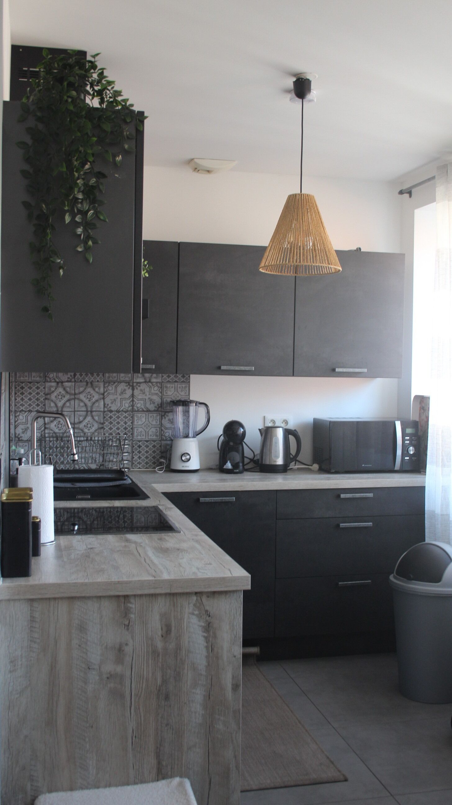 Jääkaappi, mikroaaltouuni, uuni, liesi