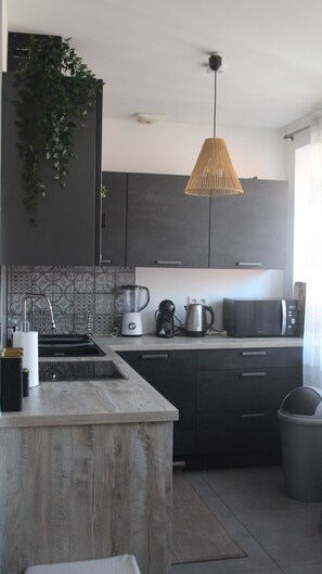 Jääkaappi, mikroaaltouuni, uuni, liesi