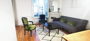 Living area - Elegant, peaceful Haussmann-style apartment in a charming tree-lined street. (Clichy)
