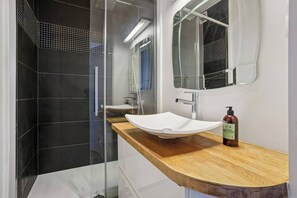 Een douche, een haardroger, handdoeken, zeep