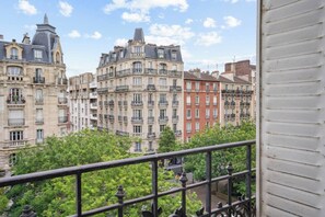 Property grounds - Elegant, peaceful Haussmann-style apartment in a charming tree-lined street. (Clichy)