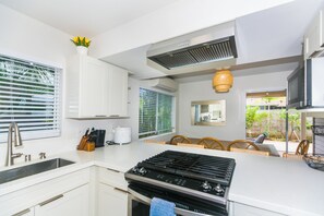 Private kitchen - Aloha Getaway (Kapolei)