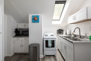 Fridge, microwave, oven, stovetop - Apt. B: Comfortable for long term stays! (Greensboro)