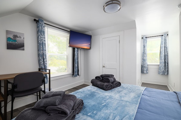 1 bedroom, desk, iron/ironing board, free WiFi - Apt. B: Comfortable for long term stays! (Greensboro)