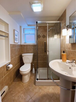 Douche, sèche-cheveux, serviettes fournies, savon