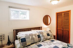 2 bedrooms, WiFi, bed sheets - Downtown Suite | 10-Mins Walk to Beach (Penticton)