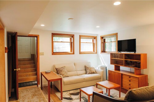 Downtown Suite | 10-Mins Walk to Beach