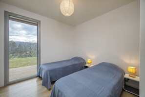 4 makuuhuonetta, silitysrauta/-lauta, ilmainen Wi-Fi, vuodevaatteet