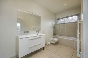 Douche, sèche-cheveux, serviettes fournies