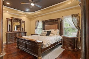 5 bedrooms, iron/ironing board, WiFi, bed sheets - New! Luxe Family-Friendly Staycation Sleeps 16+ (College Park)