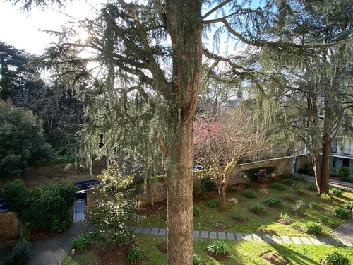 Apartment in the center of town, view of the Jardin des Plantes, with secure parking.