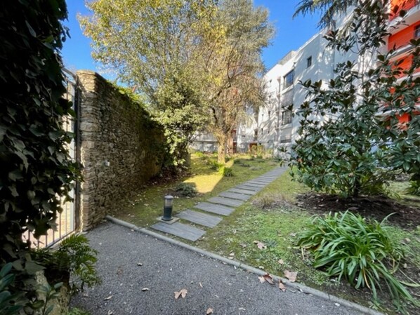 Property grounds - Apartment in the center of town, view of the Jardin des Plantes, with secure parking. (Nantes)