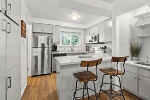 Kühlschrank, Mikrowelle, Ofen, Herdplatte