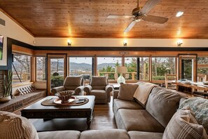 Fernseher, Kamin, Arbeitsbereiche