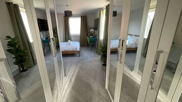 5 bedrooms, desk, iron/ironing board, WiFi