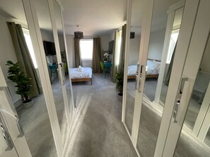 5 bedrooms, desk, iron/ironing board, WiFi