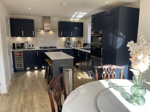 Jääkaappi, mikroaaltouuni, uuni, liesi