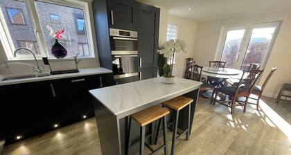 New prestigious 5 bed house near Science park