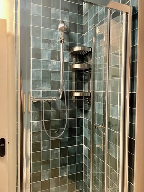 Douche, sĂšche-cheveux, serviettes fournies, savon