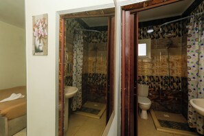 Luxury Double Room, 1 King Bed, Private Bathroom, Mountain View | Bathroom - Nefertiti pyramids (Giza)