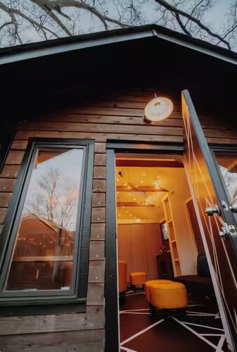 Charming, bungalow + hot tub in NODA district of Charlotte. 10 min f/uptown.