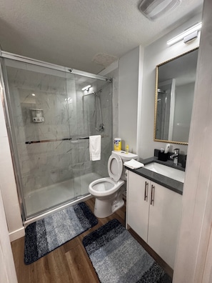 Een douche, een haardroger, handdoeken, zeep