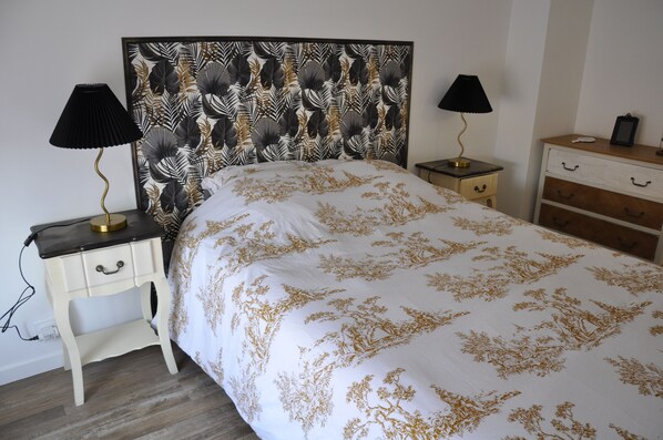 A bedroom with a bed, two bedside tables, a nightstand, and a dresser. - Renovated and elegant Ledoux Land house near Disney and 45 min from Paris (Bailly-Romainvilliers)