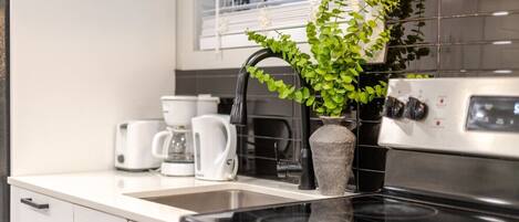Cafetera y tetera, refrigerador, microondas y horno