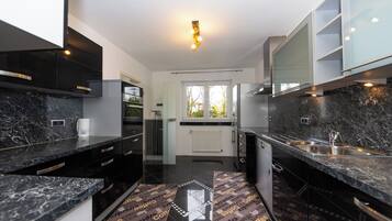 Kühlschrank, Mikrowelle, Ofen, Herdplatte