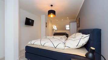 6 bedrooms, iron/ironing board, WiFi, bed sheets