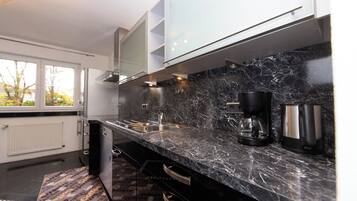 Kühlschrank, Mikrowelle, Ofen, Herdplatte