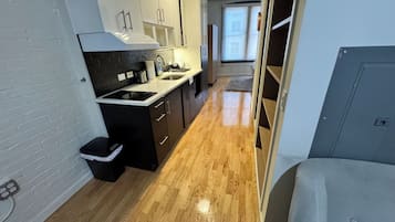 Mikrobølgeovn, elkedel, køkkentøj/tallerkener/redskaber, Servietter