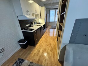 Mikrobølgeovn, vannkoker, kjøkkenutstyr og papirhåndklær