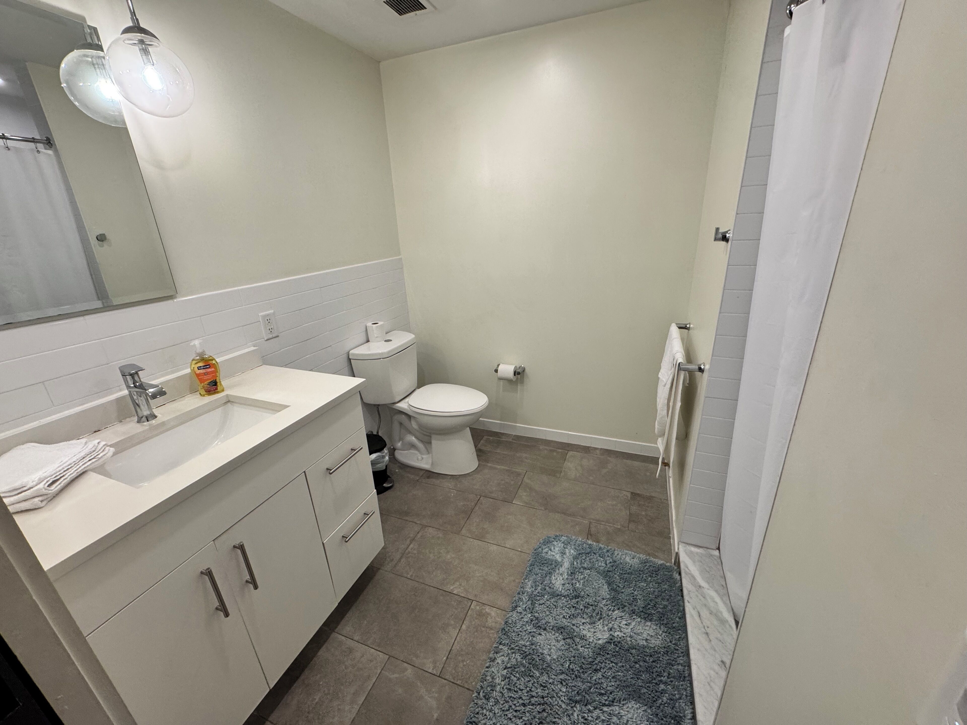 Dusch, handdukar, tvål och schampo