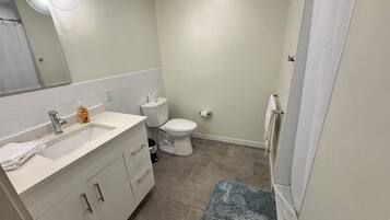 Dusch, handdukar, tvål och schampo